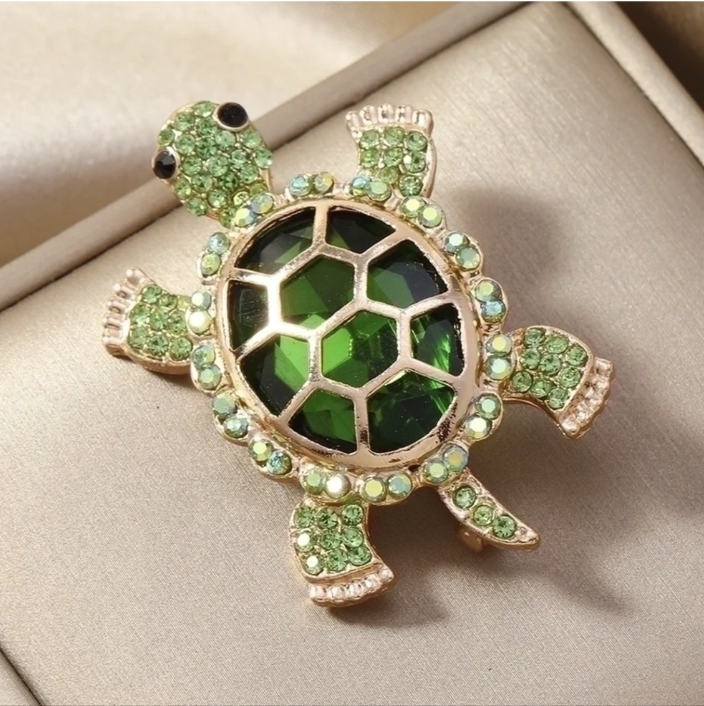 Green Turtle Brooch